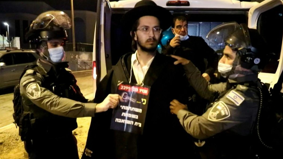 مواجهات بين يهود أرثوذكس متشددين يتظاهرون ضد إجراءات كوفيد وعناصر الأمن