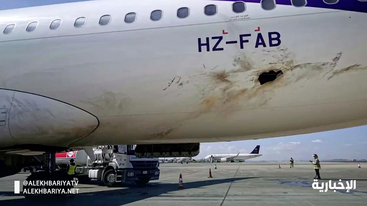 طائرة مدنية متضررة جراء هجوم بمسيّرة على مطار أبها (أرشيف) 