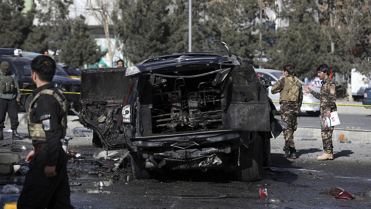 Una delle vetture della polizia prese di mira dagli attentati esplosivi a Kabul