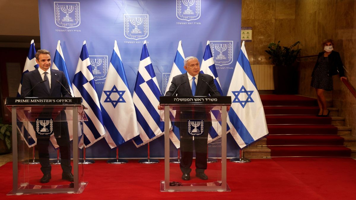  رئيس الوزراء الإسرائيلي بنيامين نتنياهو، ورئيس الوزراء اليوناني كيرياكوس ميتسوتاكيس أثناء مؤتمر صحفي في القدس 8 فبراير 2021