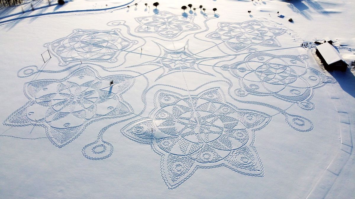 رسم هندسي ضخم يتكون من آلاف الخطوات في الثلج بالقرب من العاصمة هلسنكي- فنلندا.