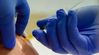  Pfizer-BioNtech vakcinát kap egy egészségügyi dolgozó a veszprémi Csolnoky Ferenc Kórházban 2021. január 9-én.