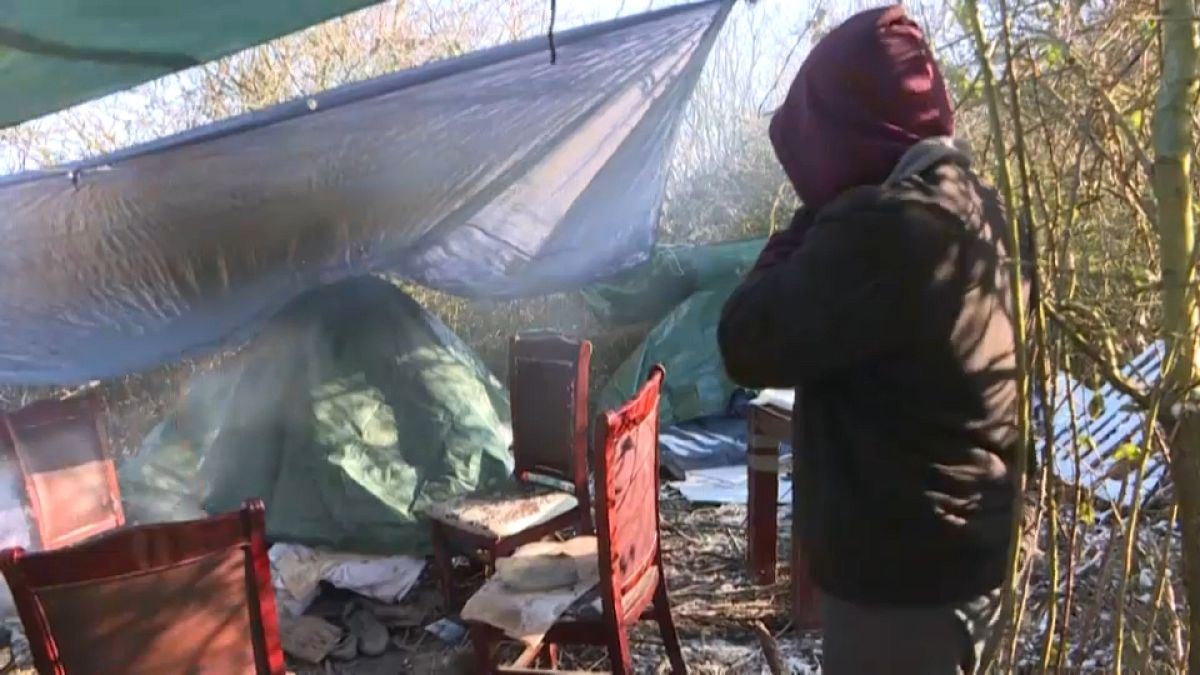 I clandestini a Calais sfidano il rigore dell'inverno pur di arrivare sulle coste inglesi