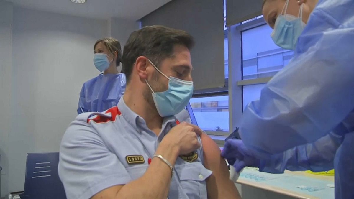 Un Mosso recibe la vacuna de AstraZeneca en Cataluña, España