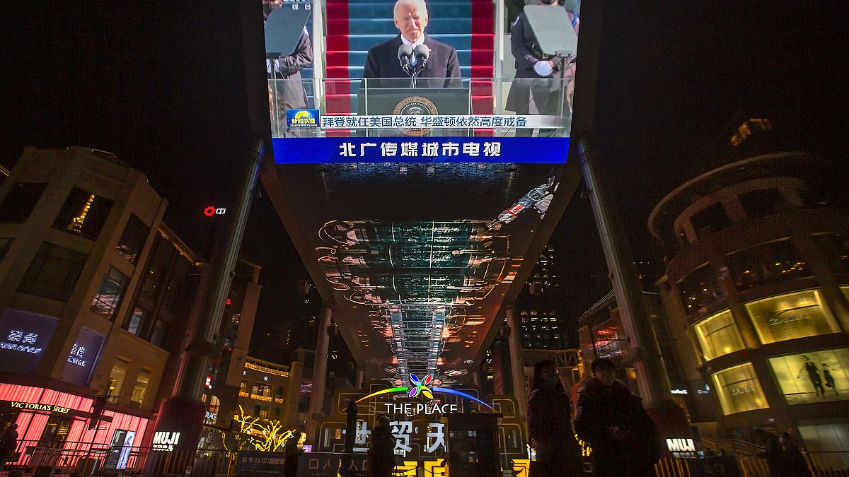  شاشة تُظهر تنصيب الرئيس جو بايدن في مركز تسوق في بكين