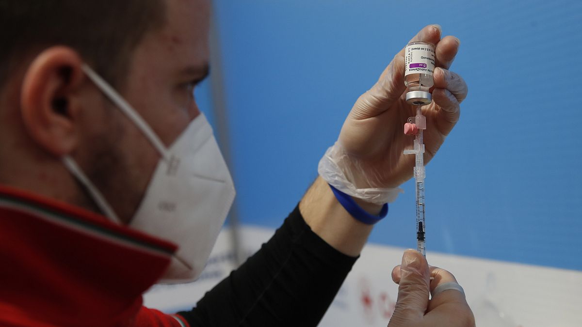 Itália inicia distribuição da vacina da AstraZeneca 