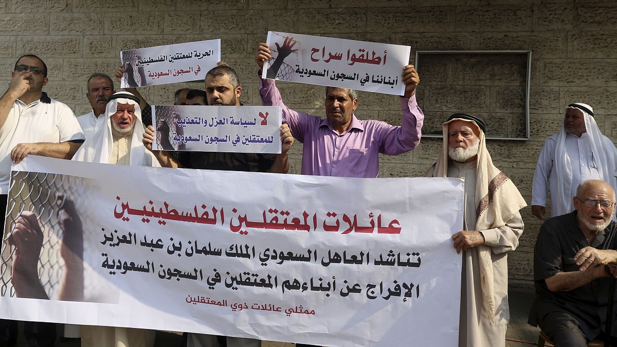 صورة من الارشيف- أهالي فلسطينيين معتقلين في سجون السعودية يطالبون باطلاق سراحهم خلال مظاهرة أمام لجنة الصليب الاحمر في غزة