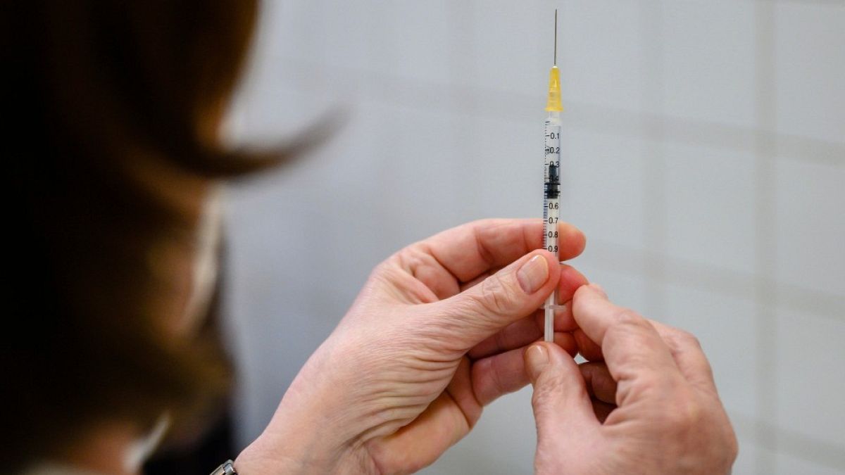 Un'infermiera ungherese prepara la dose del vaccino anti Covid da somministrare a un paziente