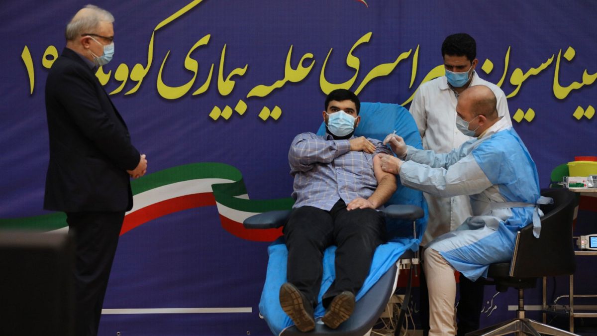 تطعيم شخص في إيران