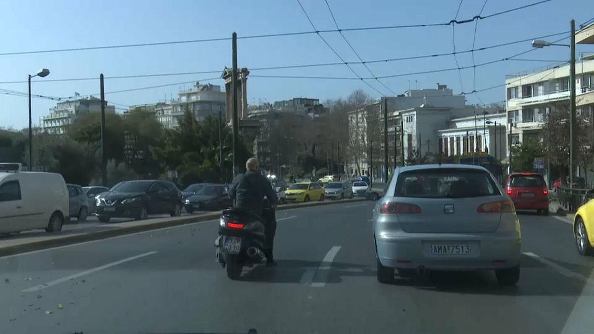 Der Straßenverkehr in Athen unterschied sich am ersten Tag des Lockdowns kaum von anderen Werktagen