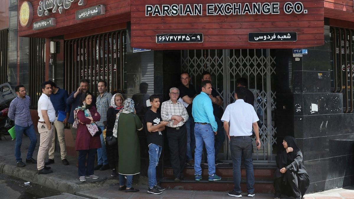 صف خرید ارز در مقابل یک صرافی، تهران