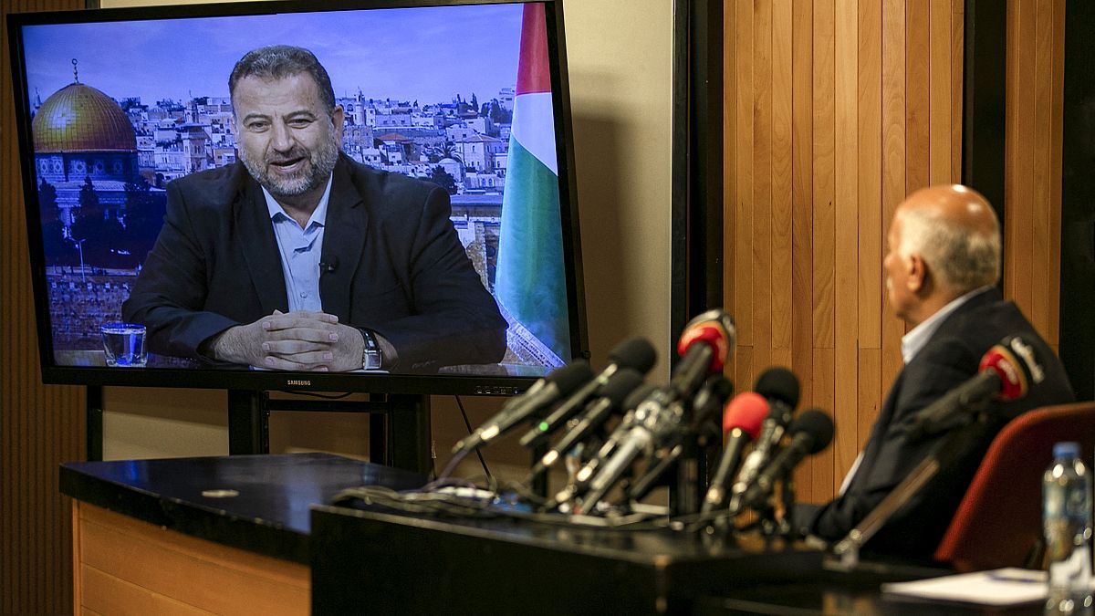 جبريل الرجوب، المسؤول في حركة فتح، في مدينة رام الله بالضفة الغربية يتحدث عبر الفيديو مع نائب رئيس حماس صالح العاروري