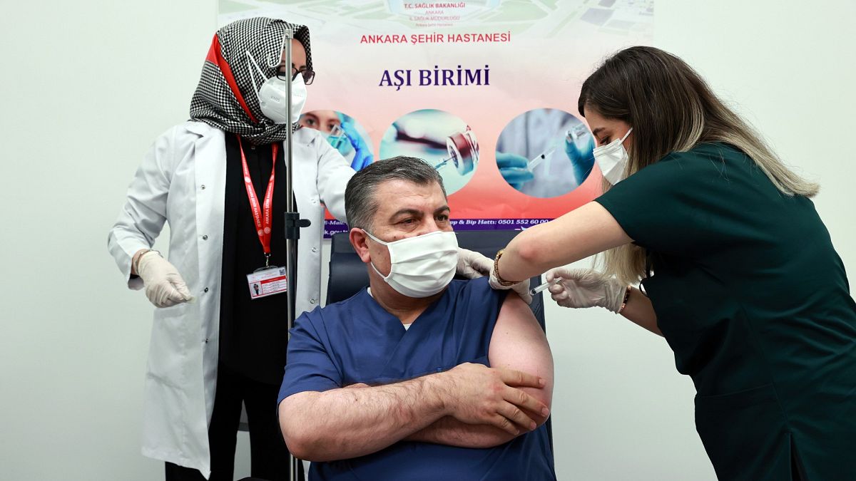 Sağlık Bakanı Fahrettin Koca, CoronaVac aşısının 2. dozunu Ankara Şehir Hastanesi'nde yaptırdı