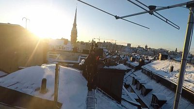 تراكم الثلوج على أسطح المنازل في ستوكهولم مع مواجهة السويد لتساقط ثلوج مستمر منذ بداية العام الجديد.