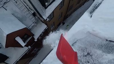Balanceakt: Schneeschippen auf den Dächern Stockholms