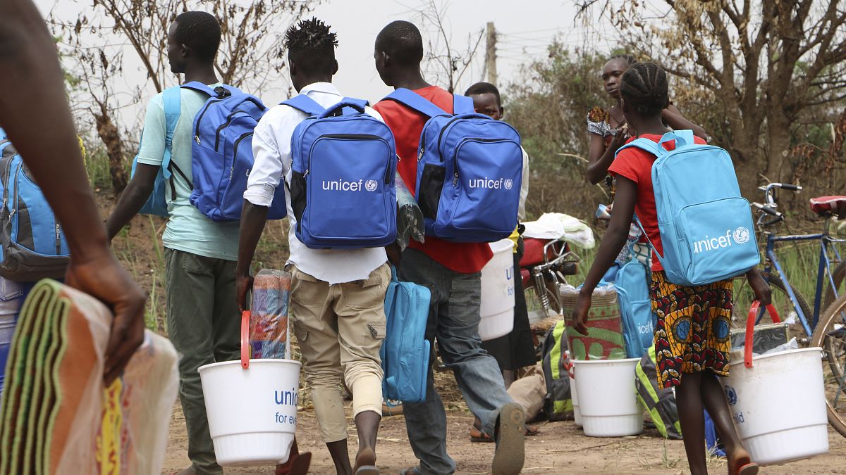 D'anciens enfants soldats rentrent chez eux après avoir reçu du matériel et des fournitures lors de la libération d'un enfant soldat au Sud-Soudan (le 12 février 2019)