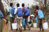 D'anciens enfants soldats rentrent chez eux après avoir reçu du matériel et des fournitures lors de la libération d'un enfant soldat au Sud-Soudan (le 12 février 2019)