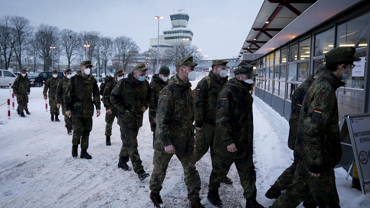 Солдаты Бундесвера направляются на вакцинацию в Берлине. 