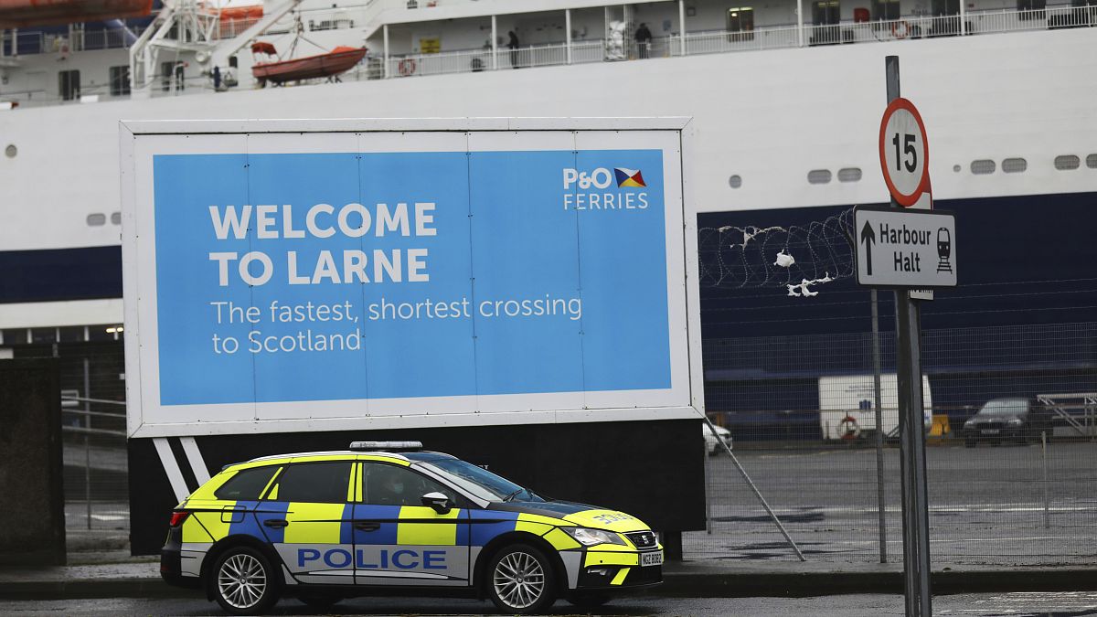 Polizeiauto am Hafen von Larne, Nordirland