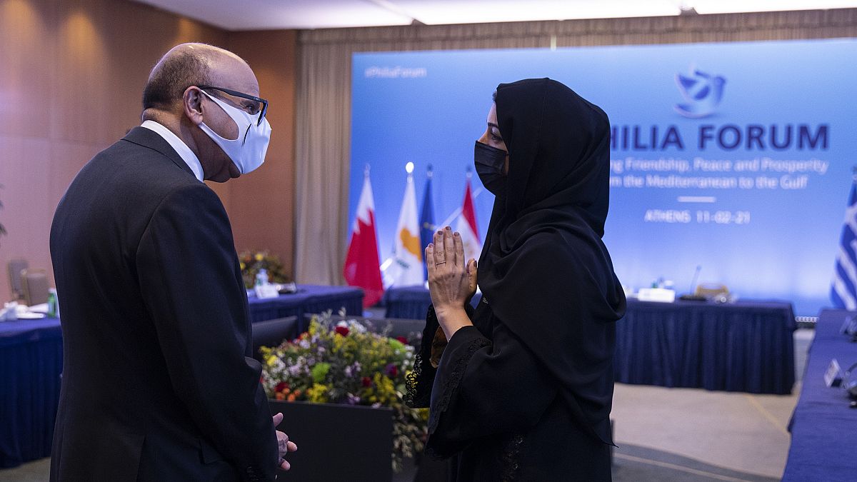 وزير خارجية البحرين عبد اللطيف الزياني متحدثاً مع وزيرة الدولة الإماراتية لشؤون التعاون الدولي ريم الهاشمي 