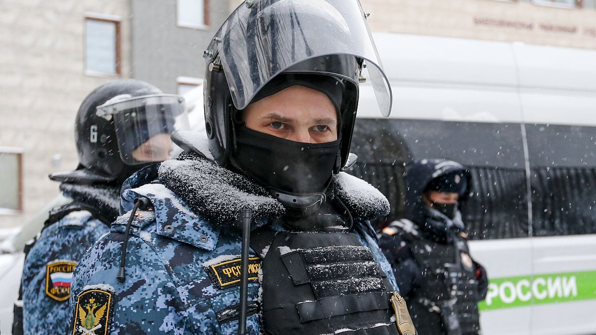 عناصر من الشرطة الروسية أمام مقر المحكمة حيث يمثل نافالني في موسكو 