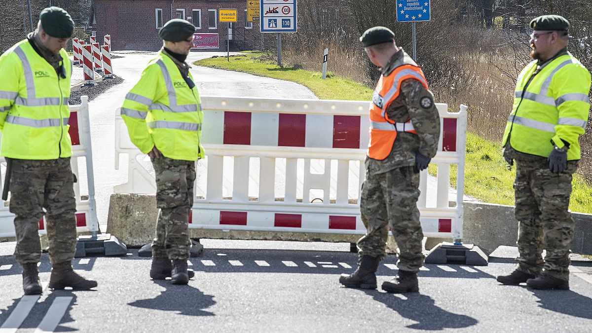 عناصر من الشرطة الدنماركية عند الحدود مع ألمانيا