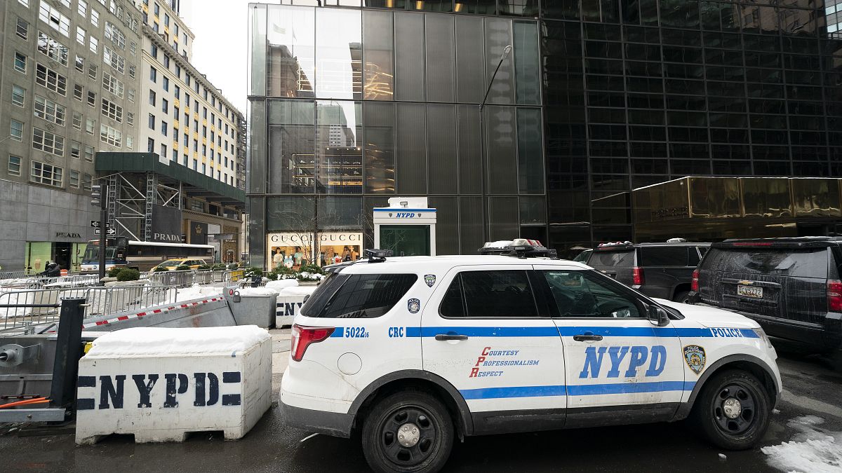 سيارة شرطة مركونة بجانب برج ترامب في نيويورك