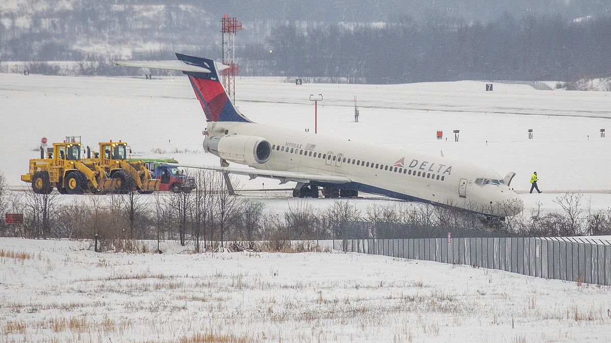 انزلاق طائرة تابعة لشركة دلتا في حفرة كبيرة في مطار بيتسبرغ الدولي في موون تاونشيب.