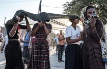 نساء يغطين وجوههن خلال احتفال تحرير قيادات المعارضة بمدينة ألاماتا في جنوب تيغراي