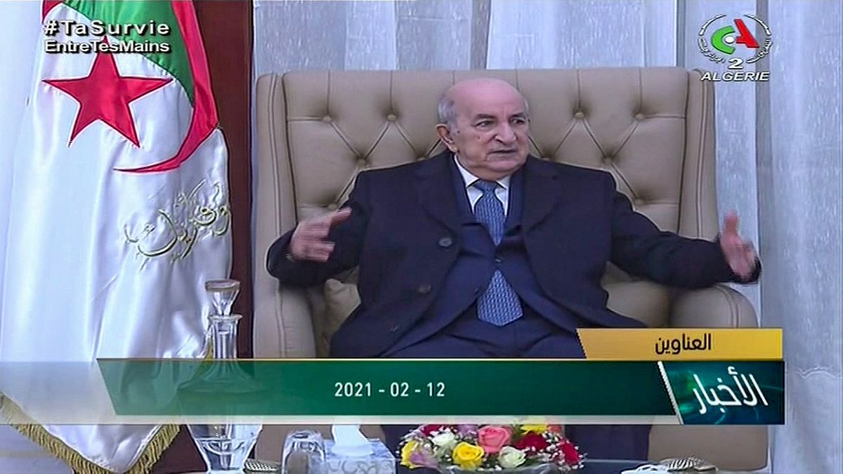 صورة مأخوذة من مقطع فيديو للتلفزيون الجزائري للرئيس عبد المجيد تبون لدى عودته من ألمانيا