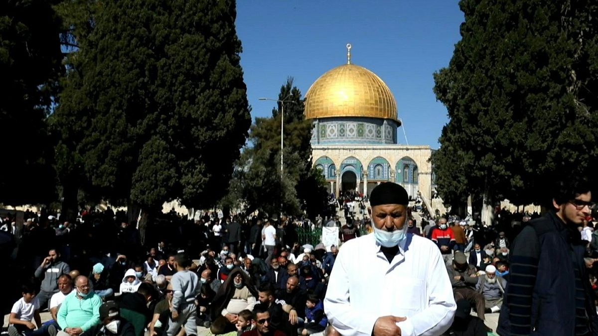 المسلمون الفلسطينيون يؤدون صلاة الجمعة في المسجد الأقصى