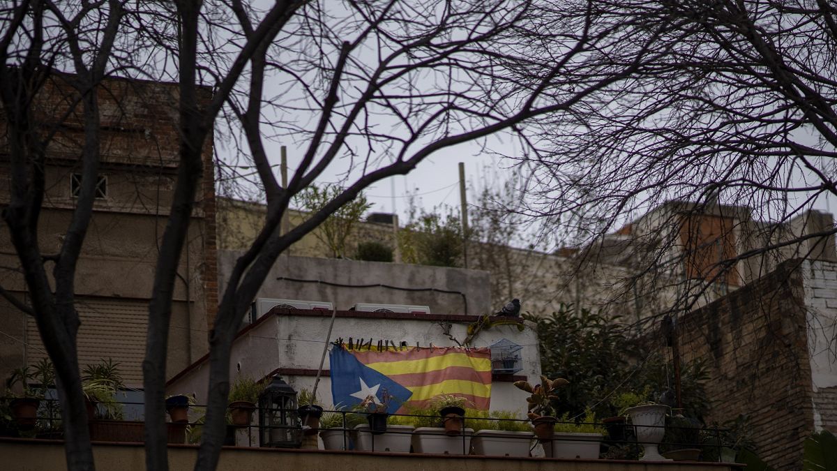 Una estelada o bandera de la independencia cuelga en un patio en Barcelona, ​​España, el jueves 11 de febrero de 2021.