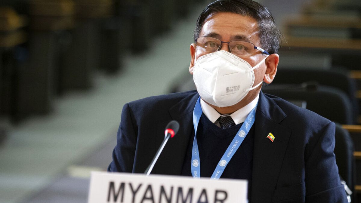 Birleşmiş Milletler Cenevre Ofisi nezdinde Myanmar Daimi Temsilcisi Myint Thu, BM İnsan Hakları Konseyi toplantısında konuşuyor