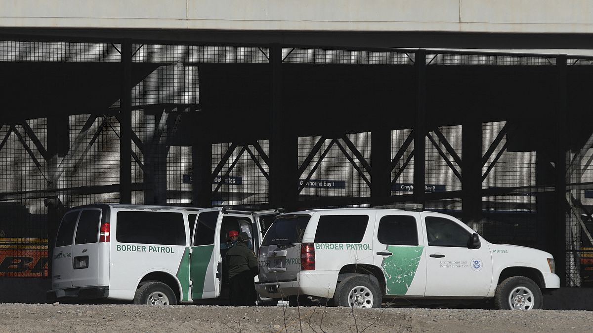  حرس الحدود يحتجزون المهاجرين بعد عبور حدود ريو غراندي الطبيعية بين إلباسو بولاية تكساس في الولايات المتحدة وسيوداد خواريز بولاية تشيهواهوا  في المكسيك