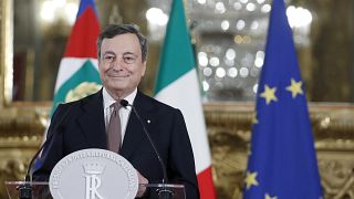 El primer ministro italiano entrante, Mario Draghi, habla con los medios tras reunirse con el presidente italiano Sergio Mattarella, en Roma, Italia, el 12 de febrero de 2021.