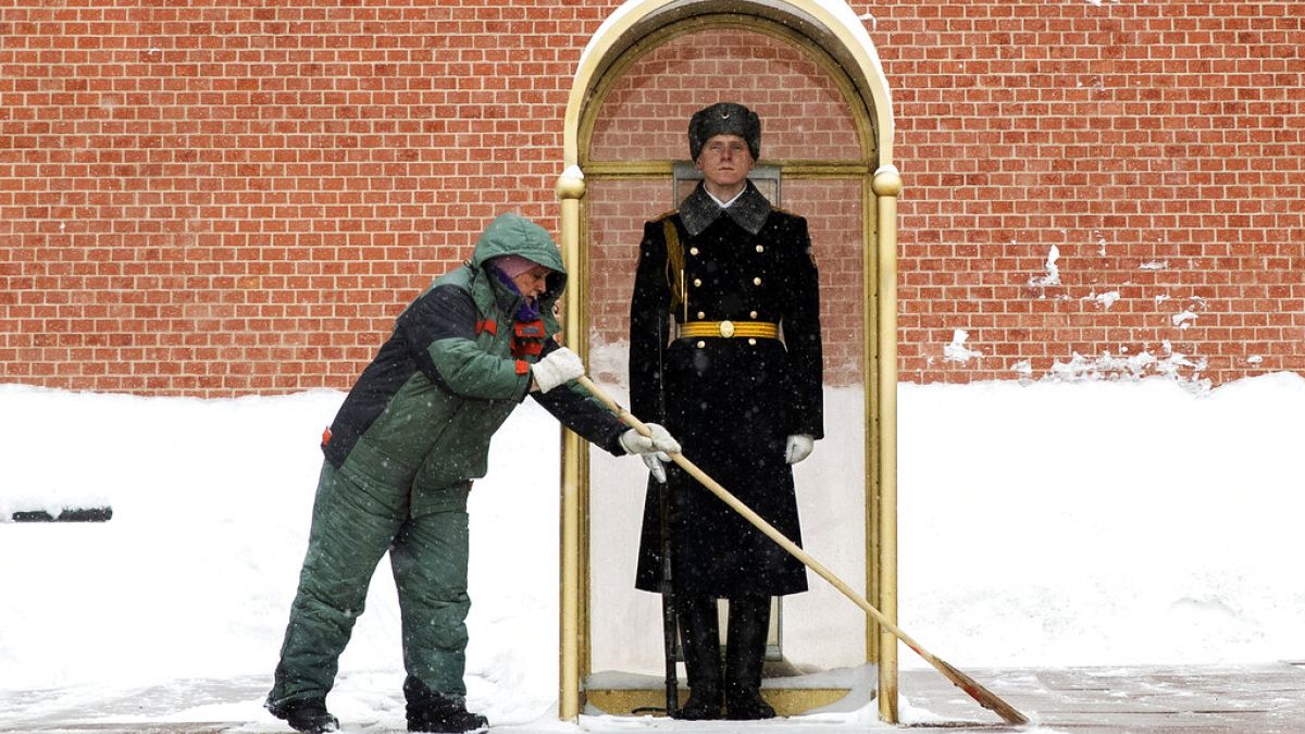 Hótakarító munkás és posztoló őr Moszkvában, az ismeretlen katona sírjánál