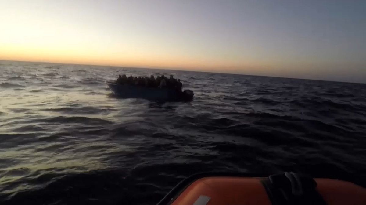 Navio "Open Arms" resgata 40 migrantes no Mediterrâneo