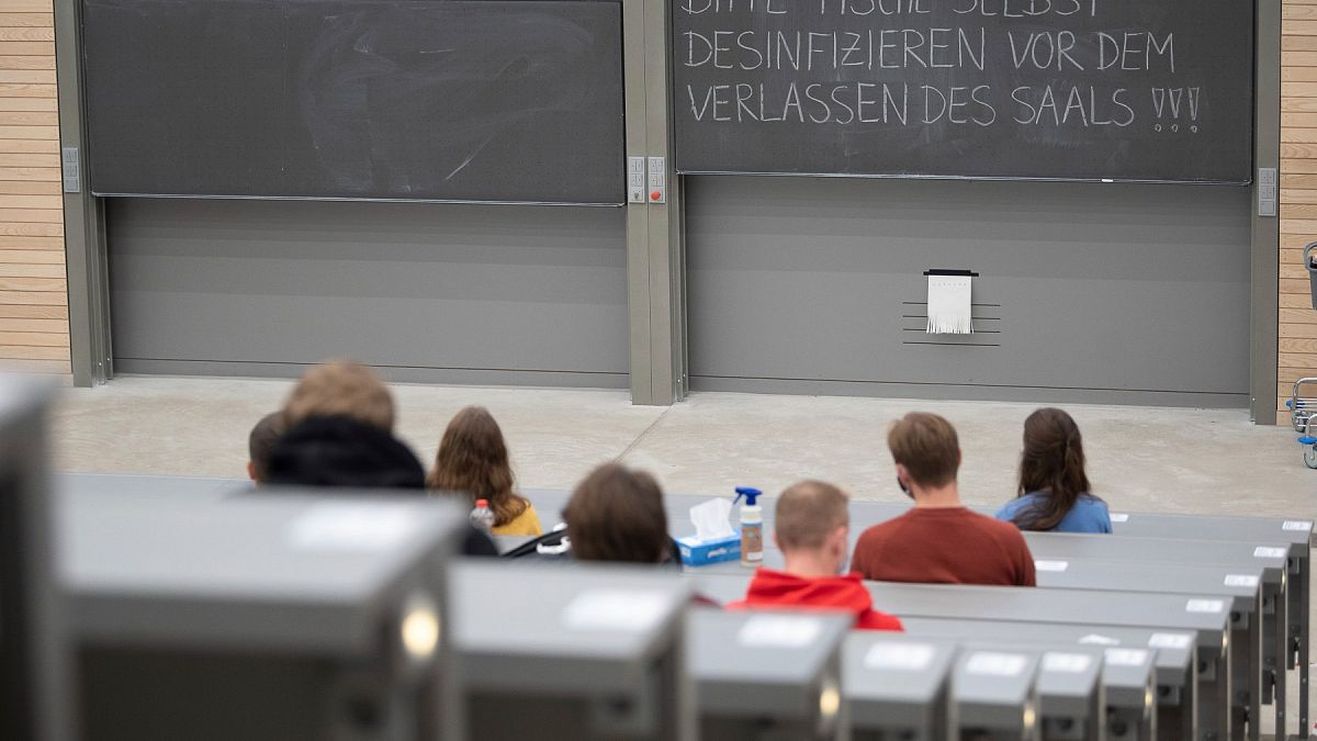 Almanya'da öğrencilere salgın desteği uzatıldı