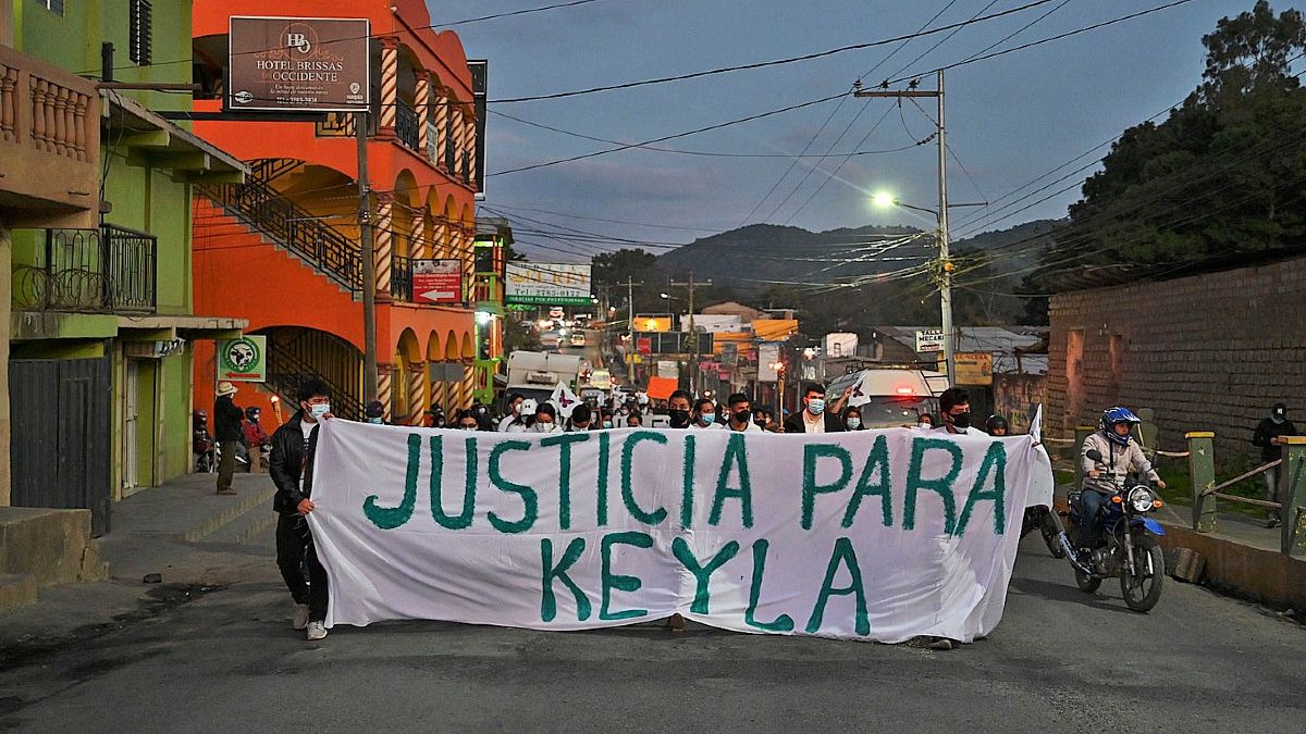 أصدقاء وأقارب كيلا مارتينيز الممرضة التي عثر عليها ميتة داخل زنزانة للشرطة الوطنية في لاسبيرانزا يتظاهرون حاملين لافتة كتب عليها "العدالة لكيلا"، لاسبيرانزا 12 فبراير 2021
