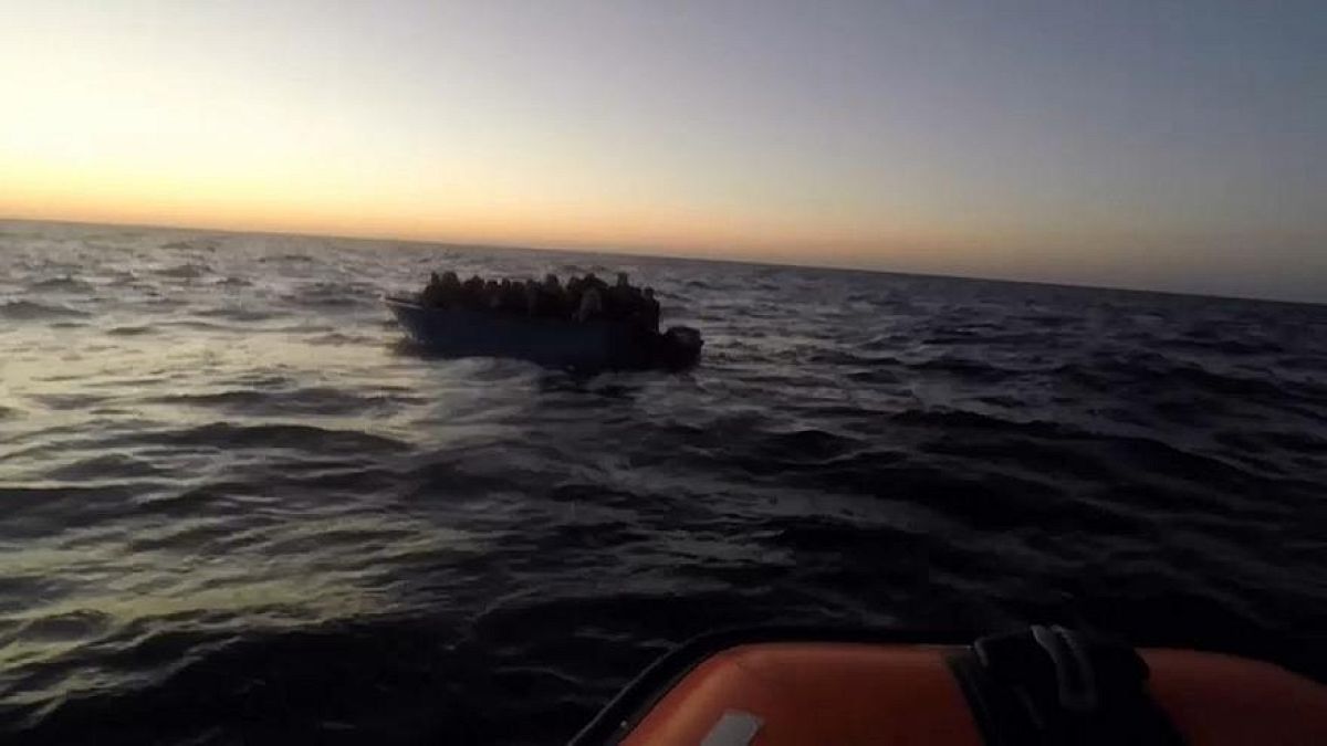 فريق من "أوبن آرمز" يقترب من قارب في حالة سيئة ينقل مهاجرين 