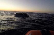 فريق من "أوبن آرمز" يقترب من قارب في حالة سيئة ينقل مهاجرين
