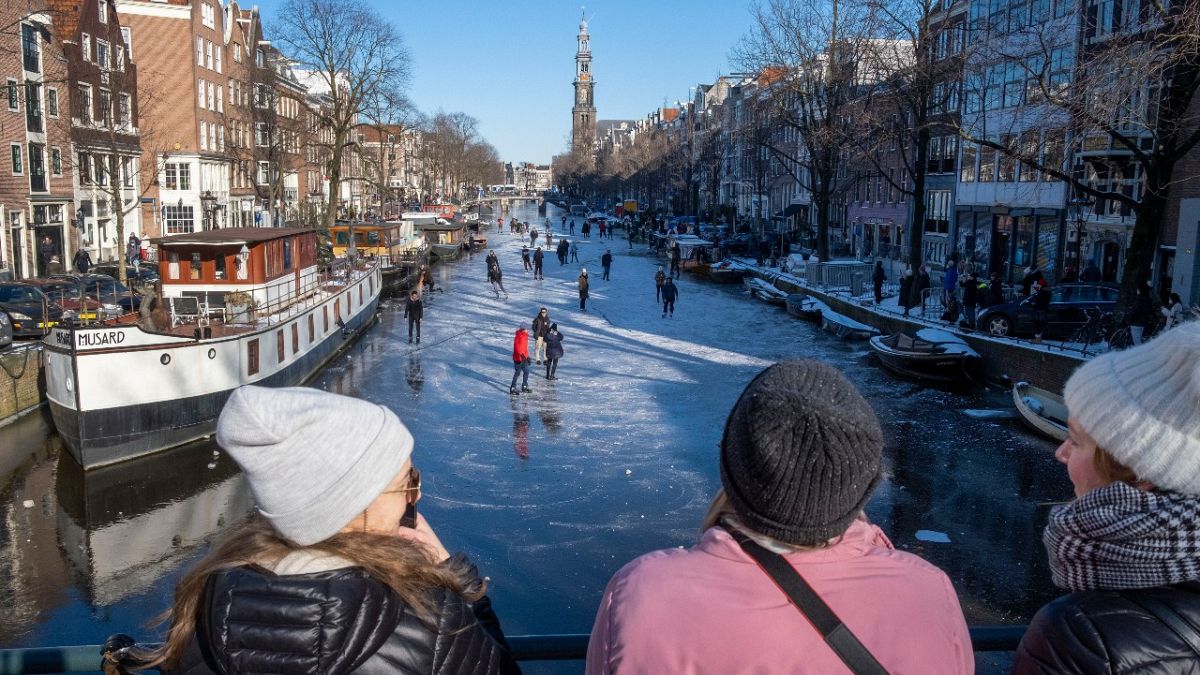 توجه عشرات المتزلجين إلى قناة برينسنغراخت التاريخية في أمستردام السبت لممارسة التزلج على جزء صغير من سطحها المتجمد لأول مرة منذ عام 2018