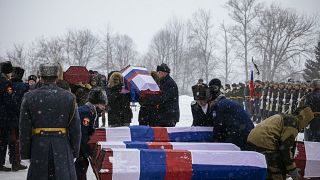 Des cercueils contenant les restes de soldats russes et français, à Viazma, Russie, le 13 février 2021