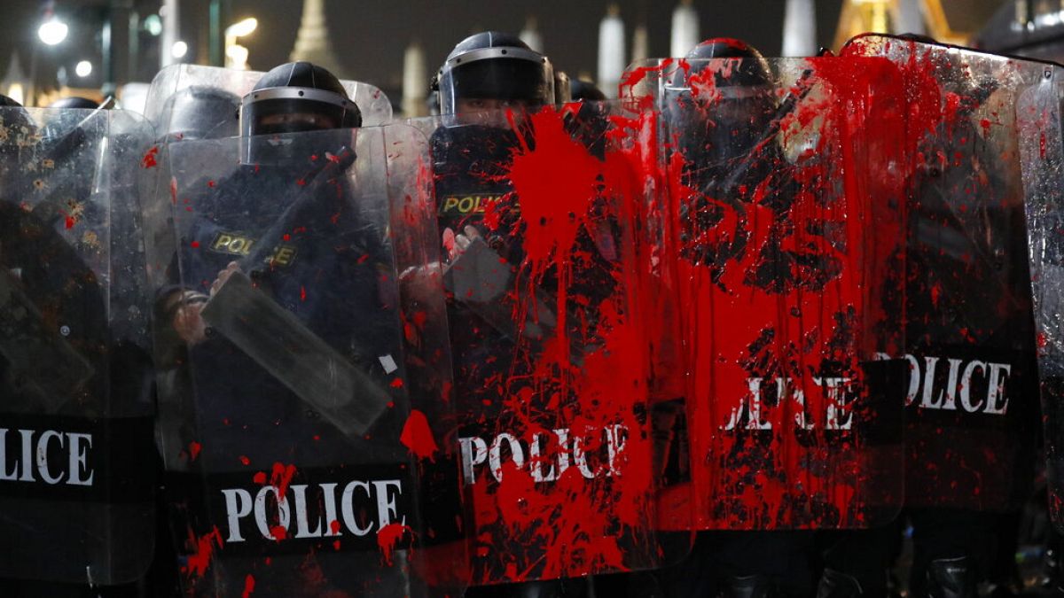 Les boucliers des policiers thaïlandais tachetés de peinture rouge, à Bangkok, Thaïlande, le 13 février 2021