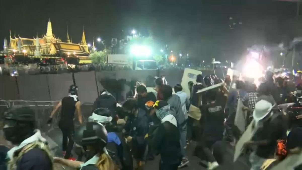 Столкновения протестующих в полицейскими в Бангкоке 
