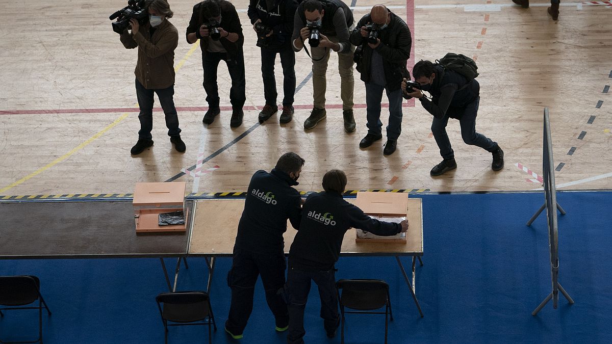 Préparation d'un bureau de vote dans un gymnase de Barcelone, avant les élections régionales du 14 février. Photo prise le 13/02/2021, Barcelone, Espagne