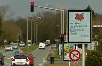 Un mensaje de amor en un panel de carretera en Francia