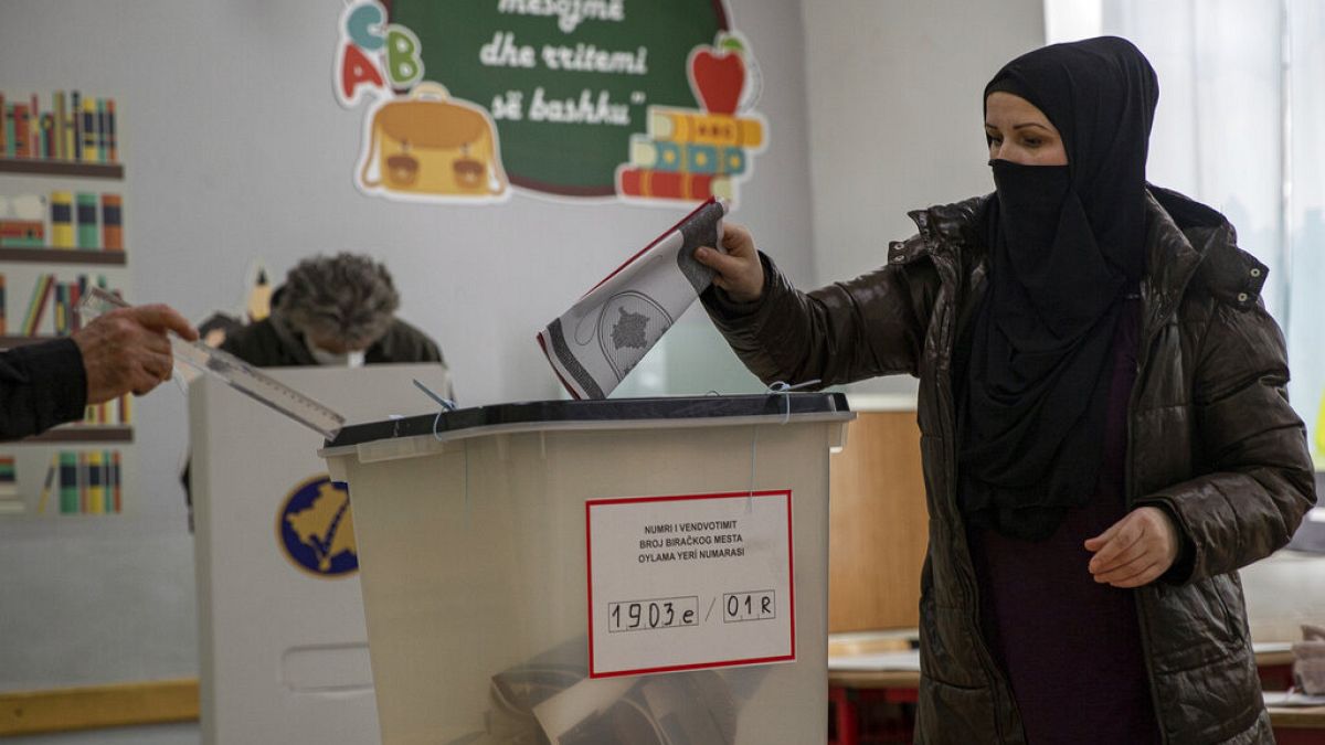Dans un bureau de vote à Pristina, Kosovo, le 14 février 2021