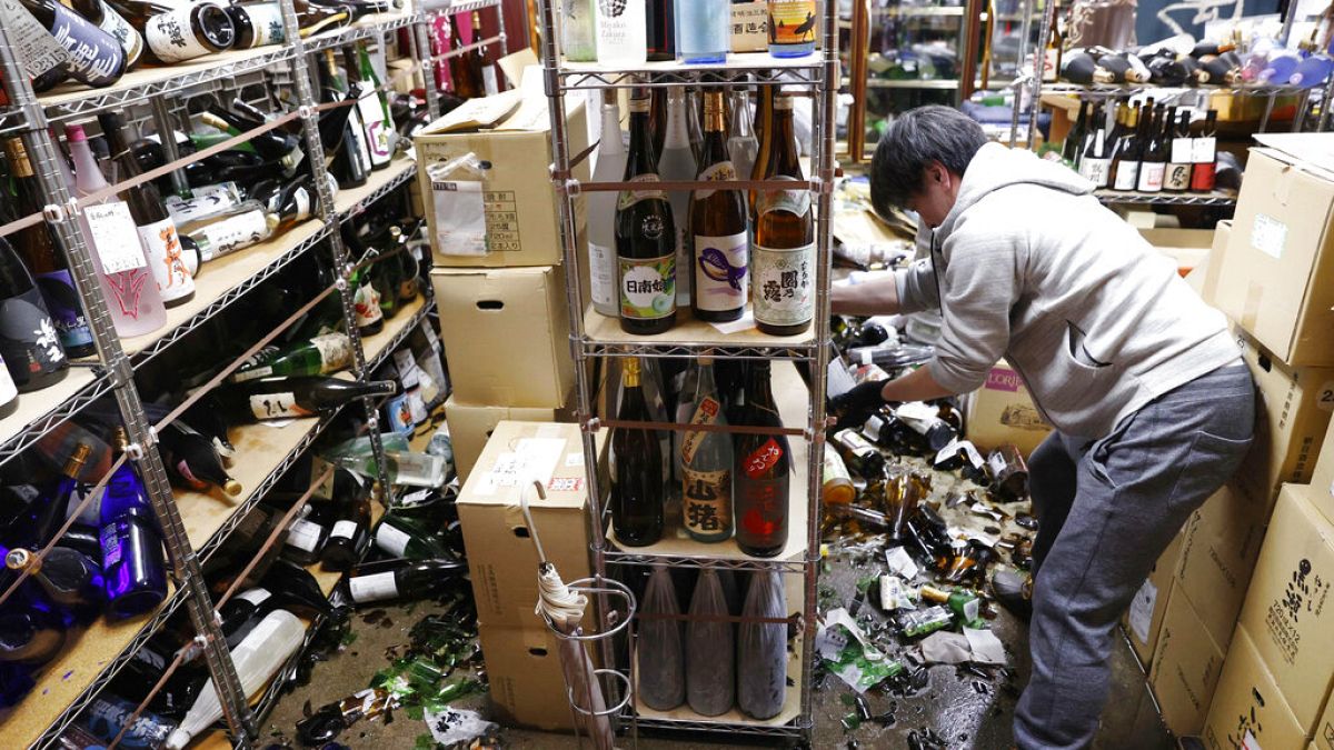 Japonya'daki deprem sonrası maddi hasar tespit çalışmaları sürüyor.