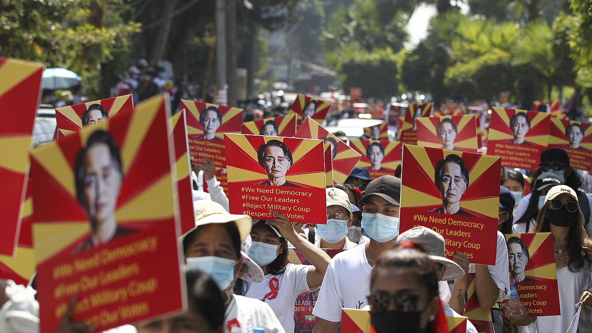 متظاهرون ضد الانقلاب العسكري في مدينة يانغون، العاصمة الاقتصادية لميانمار 